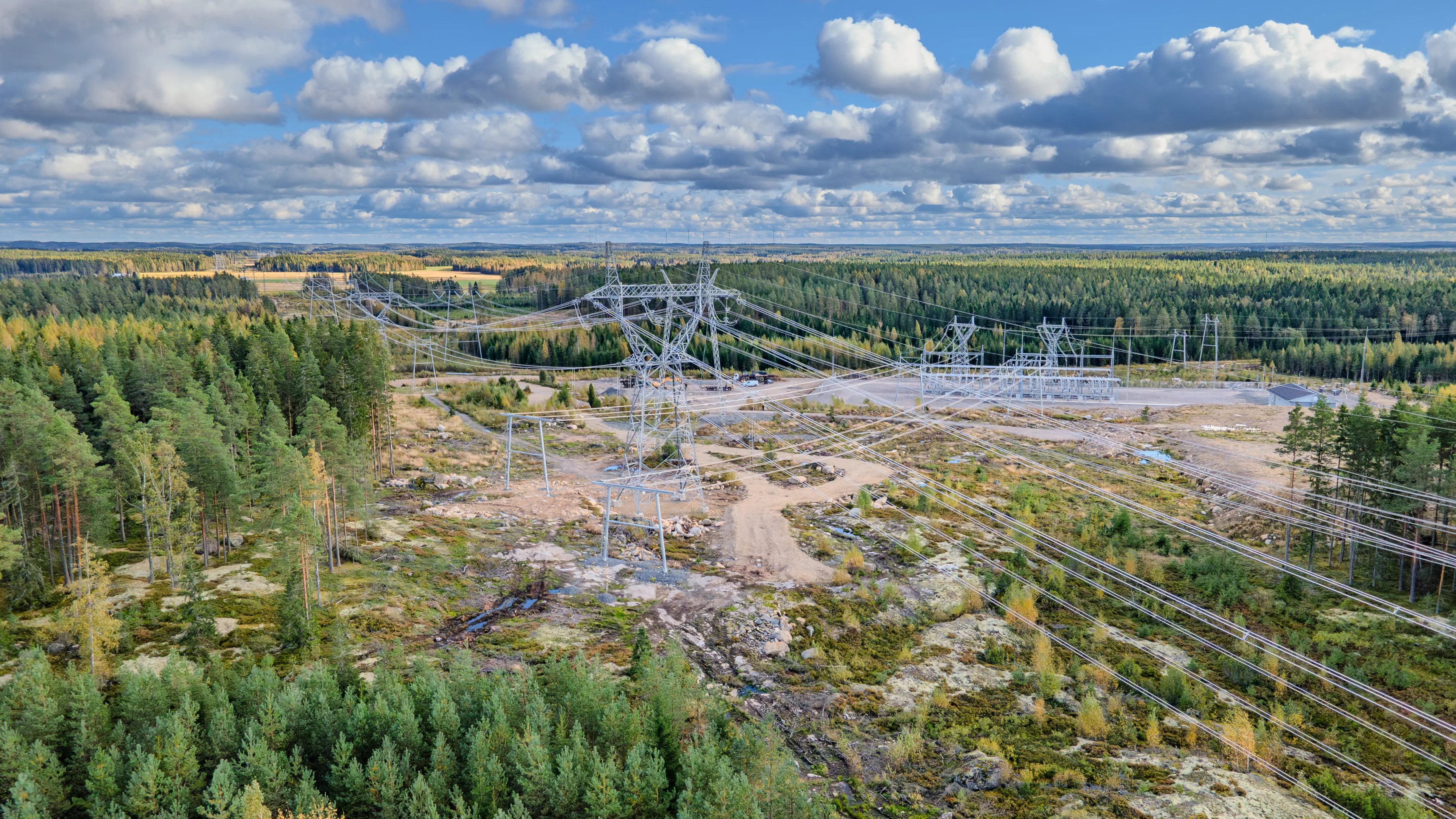 Ilmakuva voimalinjan johtokadusta metsän ja soiden halki